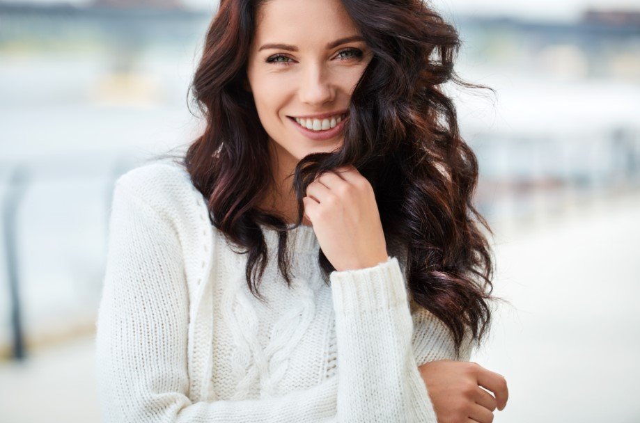 gynaika-omorfes-mpoukles-mallia