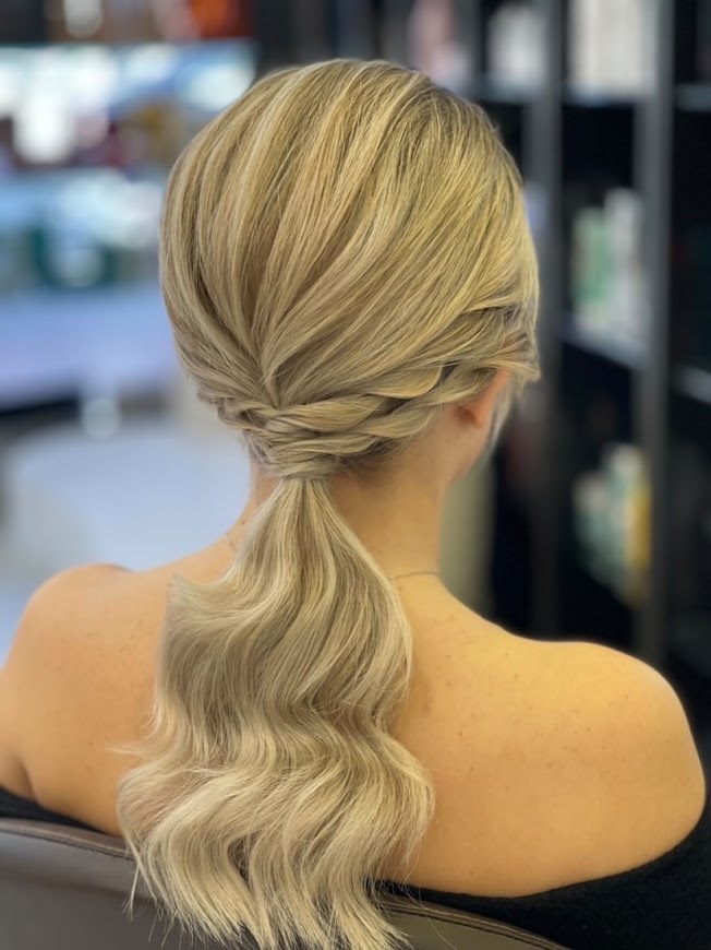 αλογοουρά με μπούκλες