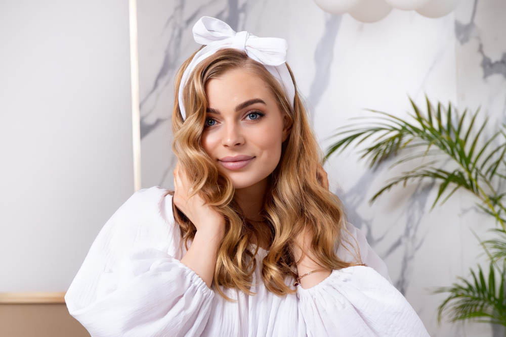 Girly Χτενίσματα για την Άνοιξη με τα απόλυτα αξεσουάρ μαλλιών