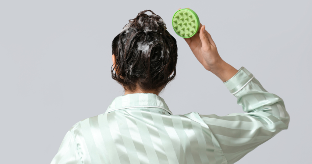 Απολέπιση τριχωτού κεφαλής: Τα οφέλη του peeling στα μαλλιά σου