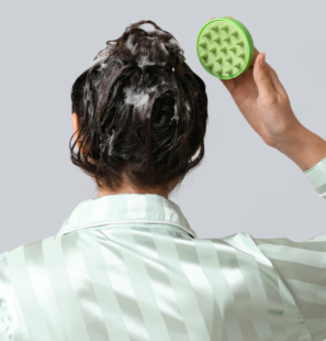 Απολέπιση τριχωτού κεφαλής: Τα οφέλη του peeling στα μαλλιά σου