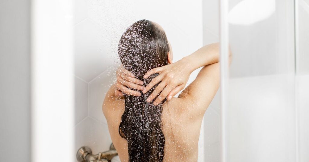 5_tips για την προστασία των μαλλιών από το σκληρό νερό