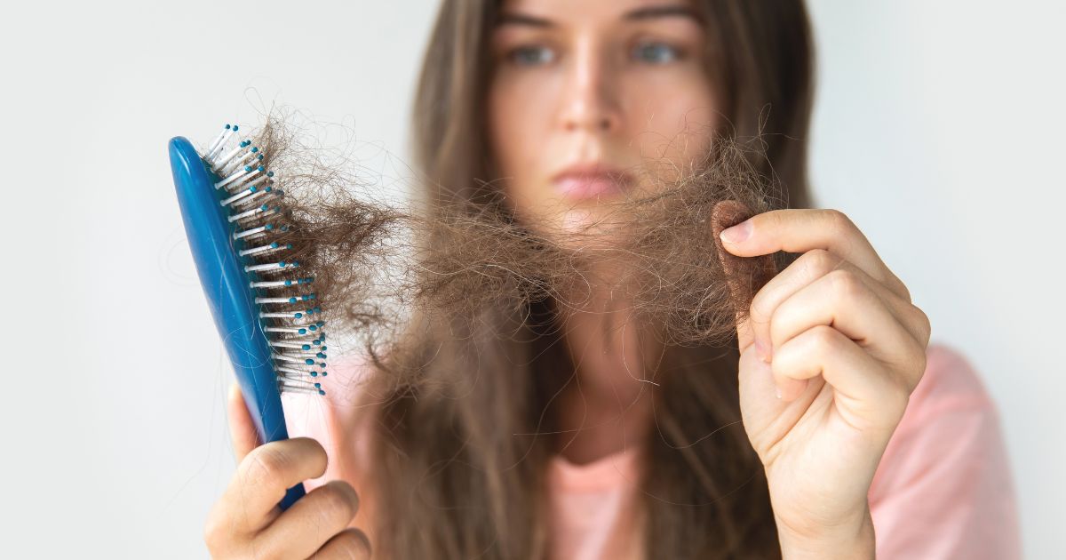 Εποχιακή τριχόπτωση το καλοκαίρι: Πώς θα την αντιμετωπίσεις
