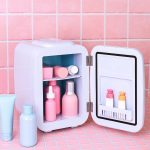 StylPro Beauty Fridge Λευκό με προϊόντα καλλυντικών στο εσωτερικό.