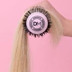 Κεραμική στρογγυλή βούρτσα μαλλιών DESIGNME σε ροζ φόντο.