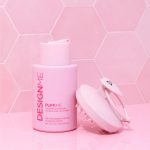 DESIGNME Gentle Scalp Brush σε ροζ χρώμα μπροστά από ροζ φόντο.