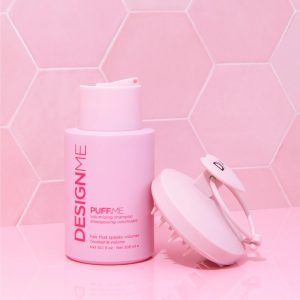 DESIGNME Gentle Scalp Brush σε ροζ χρώμα μπροστά από ροζ φόντο.