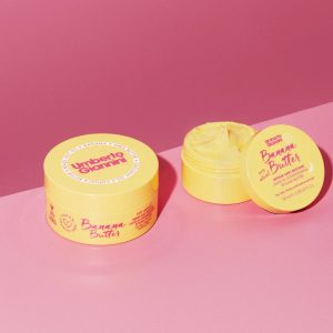 Umberto Giannini Banana Butter leave-in μαλακτική σε ροζ φόντο.
