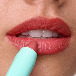 Sweed Le Lipstick French Girl σε ροζ απόχρωση στα χείλη.