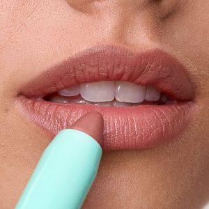 Sweed Le Lipstick Gabriella σε μπεζ απόχρωση, εφαρμογή στα χείλη.