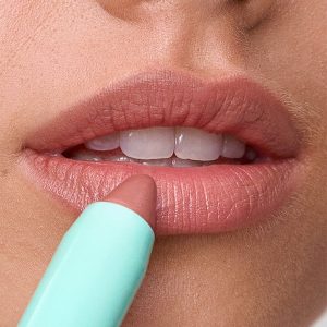 Sweed Le Lipstick Nude Pink σε φυσική απόχρωση στα χείλη.