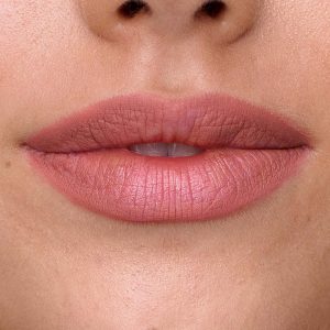 Sweed Lip Liner Chloé σε χείλη, φυσικό ροζ χρώμα.