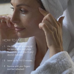 Γυναίκα εφαρμόζει Sweed Peptide & Ice patches στα μάτια.
