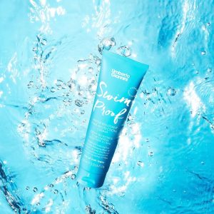 Umberto Giannini Swim Proof κρέμα μαλλιών 150ml πάνω σε νερό.